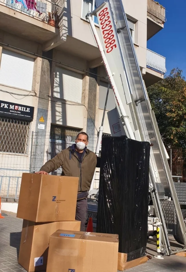 Mudanzas en Montgat con plataforma elevadora Mudanzas en Montgat con plataforma elevadora